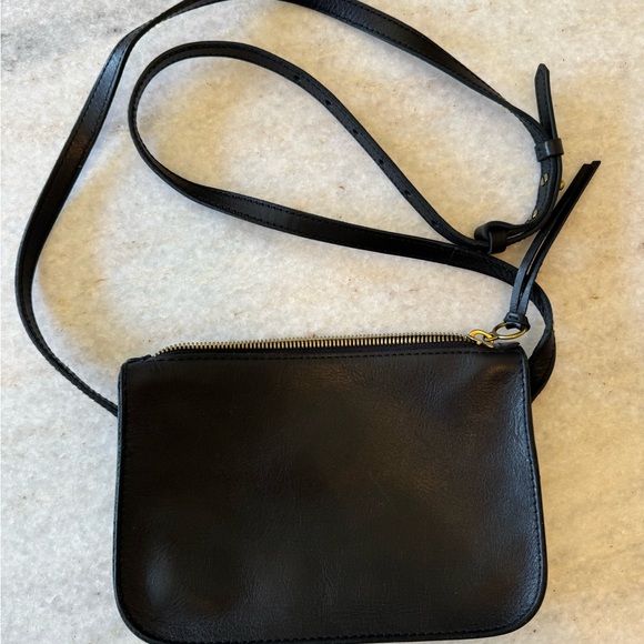 Madewell Handbags - Madewell Simple Crossbody Bag in Black Leather w/adjustable straps